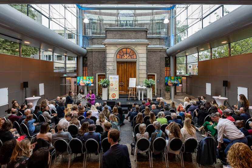 Sfeerfoto tijdens de lancering van de Global Health Hub in de Glazen zaal in Den Haag.