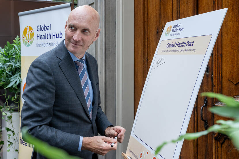 Minister Kuipers tekent het Global Health Pact